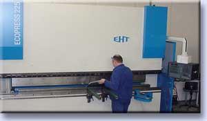 Stanz- Biegemaschine